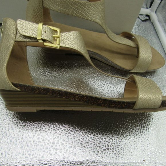 KENNETH COLE WOMEN'S SANDALS "GREAT GAL". SOFT GOLD. 6.5. NIB - Picture 4 of 11